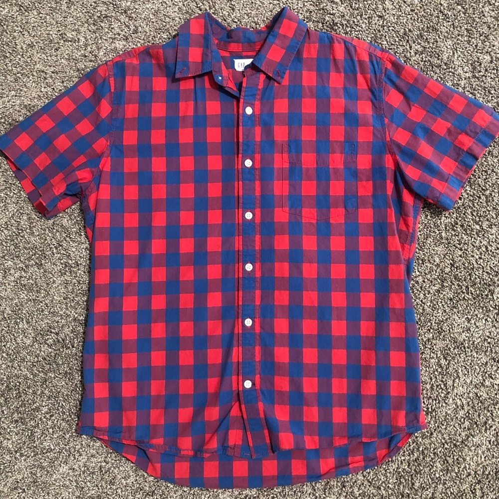 Gap Men’s Button Up Standard Fit sz M.  Blue/red checkered.
